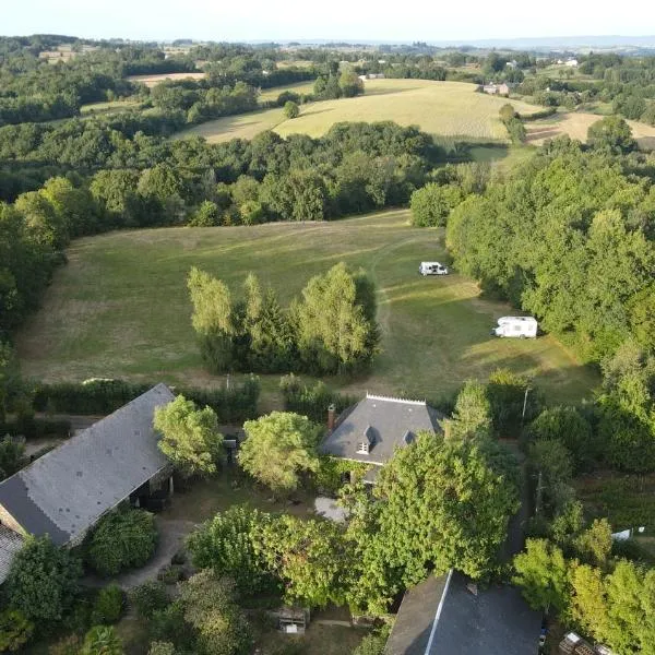 wooden cabin in nature, hotel in Uzerche