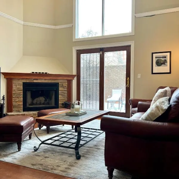 4 bedroom in Best Location Parking Fireplace Back Yard Home office Pets Welcome, hotell Chicagos