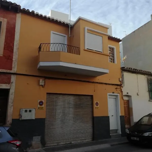 casa de tres habitaciones con parking bajo la casa, hotel di Benidorm