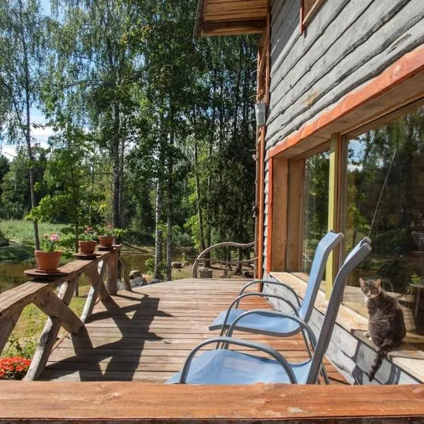 Elupuu forest cabin with sauna, hotel Rõugéban