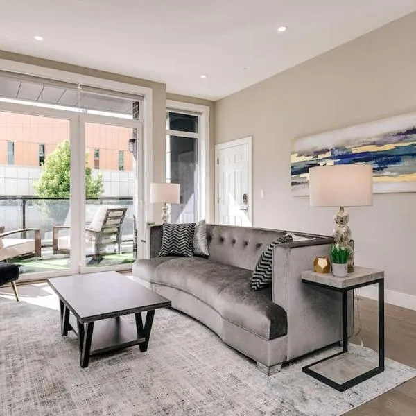 Stunning Duplex Condo #1 - Downtown River North, hotel em Chicago