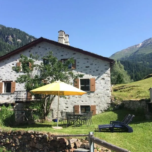 Romantic standalone 5 room cottage in Valposchiavo, hotel u gradu 'Poschiavo'