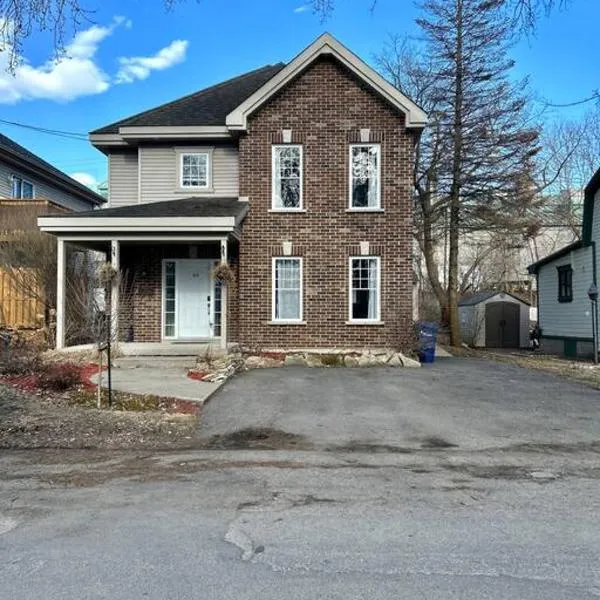 Magnifique maison près de l’eau, hotel em Laval