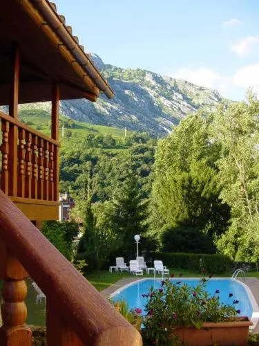 Hotel Picos de Europa, готель у місті Camarmeña