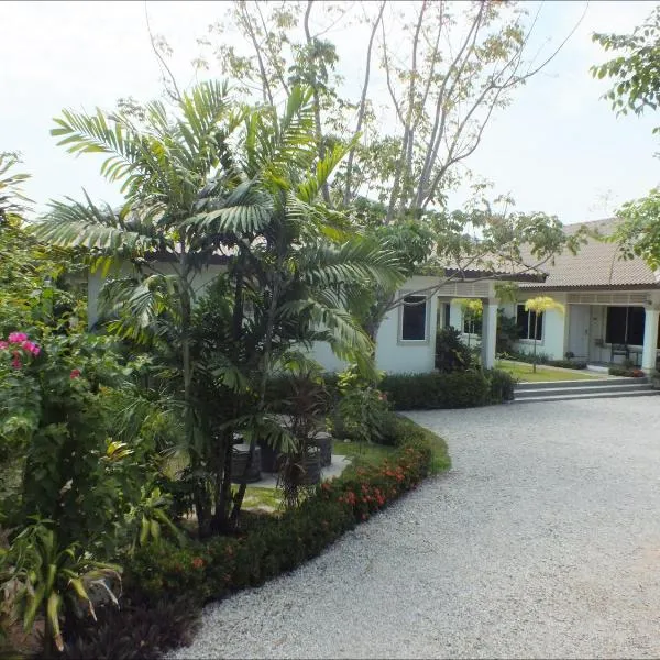 Vacation Garden Villa, hotel Kathuban