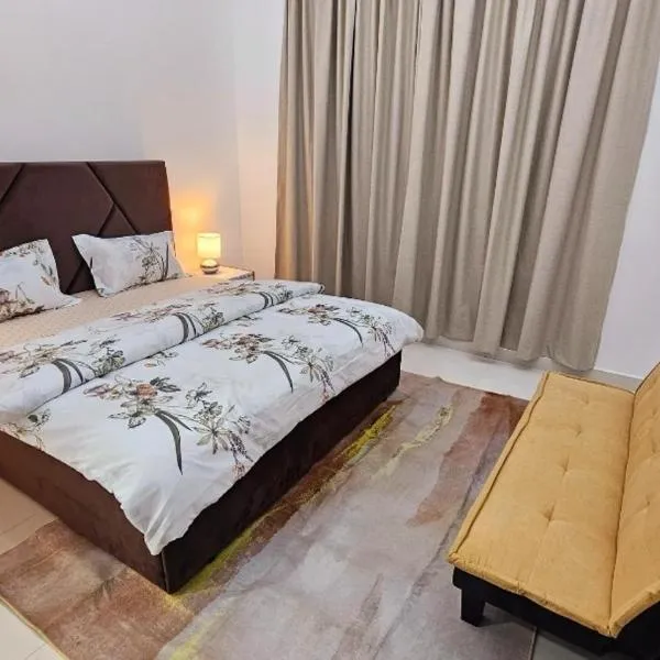 Elegant Villa Rooms in Dubai near Airport, hotel v destinácii Hunaywah