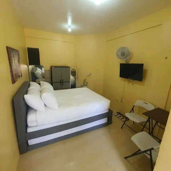 Lucena Meg's Studio Apmnt Deluxe rm-Near SM-Wifi, hotel i Lucban