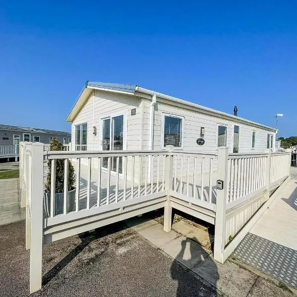 Stunning 4 Berth Lodge With Decking At Manor Park In Hunstanton Ref 23173K, hotel i Hunstanton