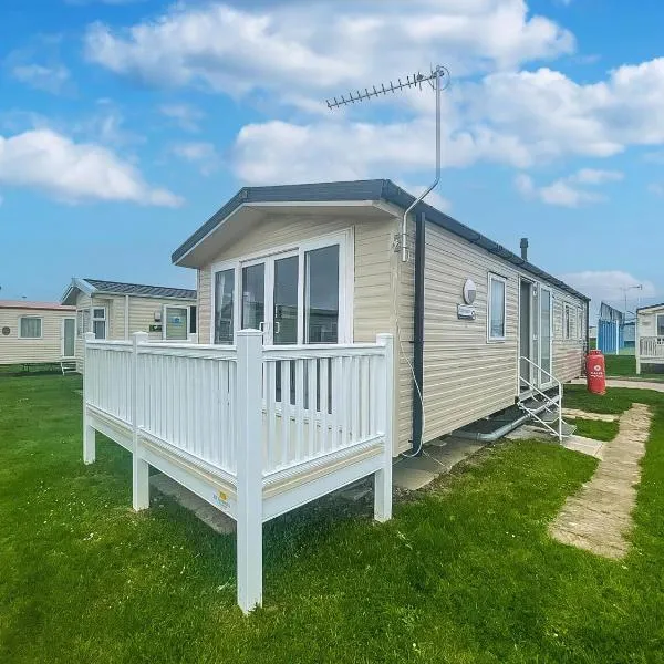 Lovely Caravan With Decking On California Cliffs Holiday Park Ref 50045C – hotel w mieście Great Yarmouth