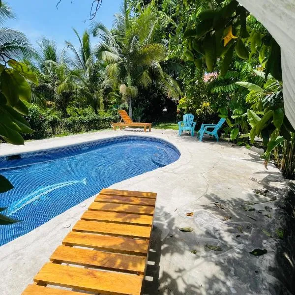 Pangea Lodge Tropical Vibe Home with Shared Pool, hotel u gradu 'Manzanillo'