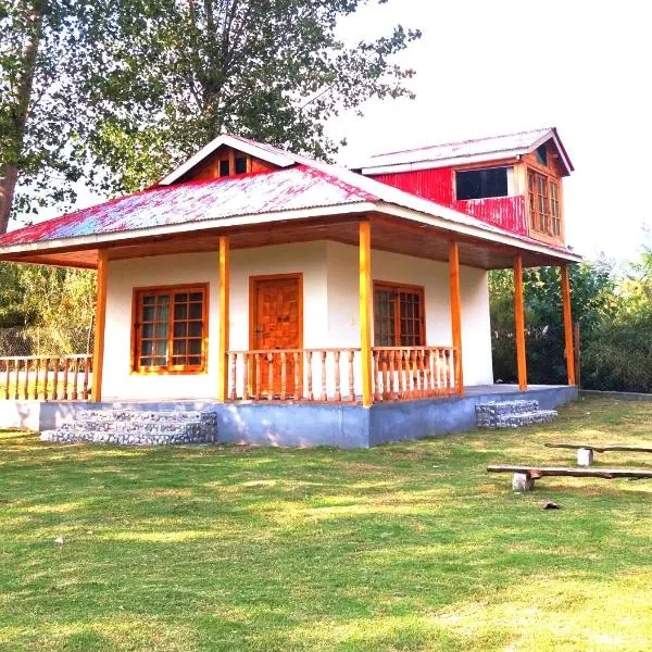 Riverside Attic Cottage At Country Club Balakot，Bālākot的飯店