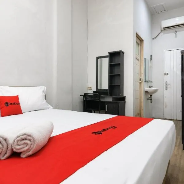 RedDoorz near Mandaya Royal Hospital Puri, hotel em Tangerang