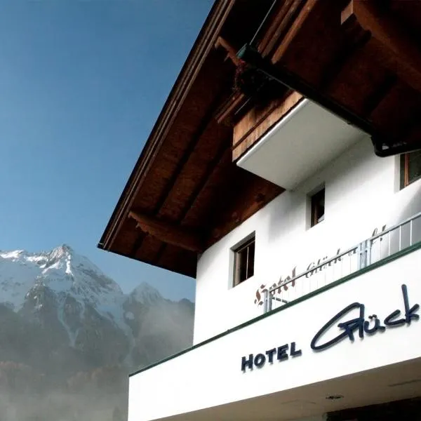 Hotel & Suites Glück Auf، فندق في Grün