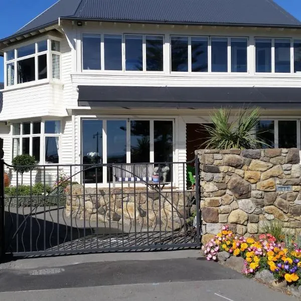 Cave Rock Guest House, hótel í Christchurch