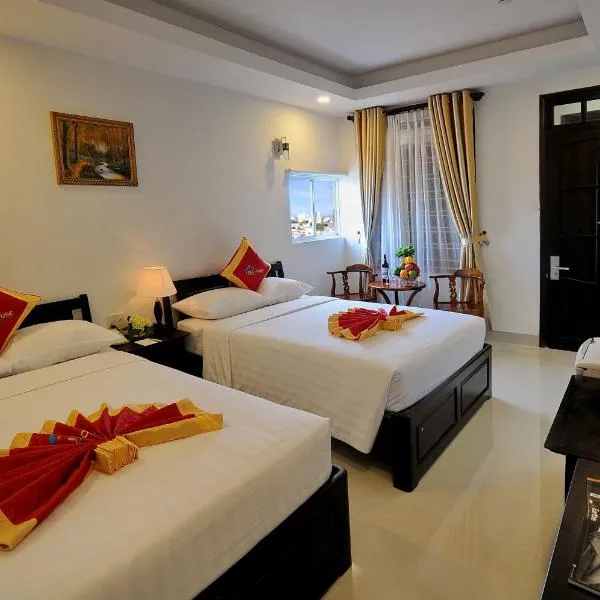 Full House Hotel، فندق في Dien Khanh