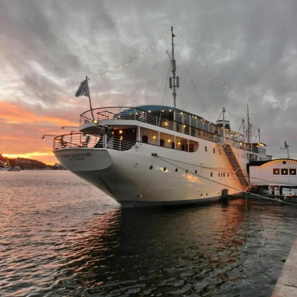 Mälardrottningen Yacht Hotel, hotel di Tyresö