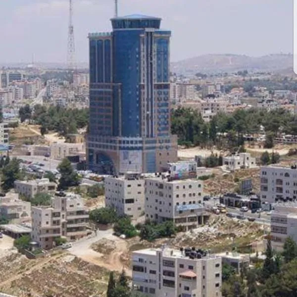 Palestine Plaza Hotel, hotel in Dūrā al Qar‘