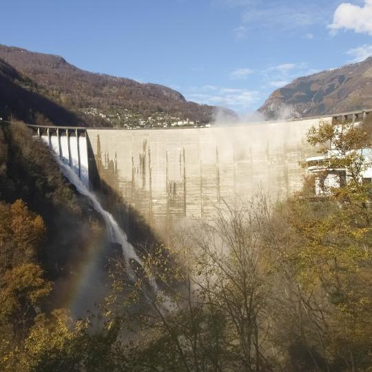 Lompat Bungee dari Dam Contra