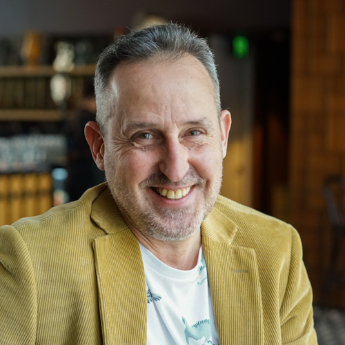 A headshot of Stuart Francis who is the trainer for the food handling course at Complete Hospitality Training. 