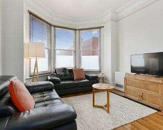 Trinity Hill Apartments - Hobart - Living room