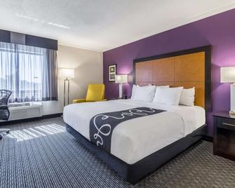 La Quinta Inn & Suites by Wyndham Cleveland - Airport North - Cleveland - Bedroom