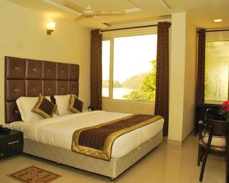 Royal Rosette Lake View Boutique Hotel - Bhimtal - Bedroom