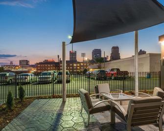 La Quinta Inn & Suites by Wyndham Memphis Downtown - Memphis - Balkong