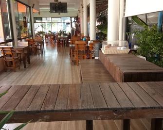 Front Beach Hotel - Pran Buri - Pátio