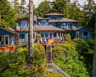 A Snug Harbour Inn - Ucluelet - Building