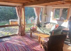 Alpacas Off Grid - Eco Cabin - Takaka - Living room