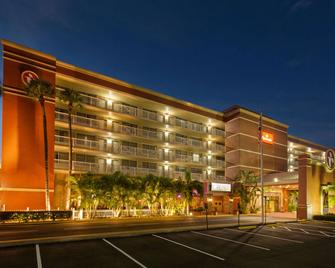 Ramada by Wyndham Tampa Westshore Airport South - Tampa - Rakennus