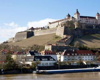 B&b Hotel Würzburg-Ost - Würzburg - Gebäude