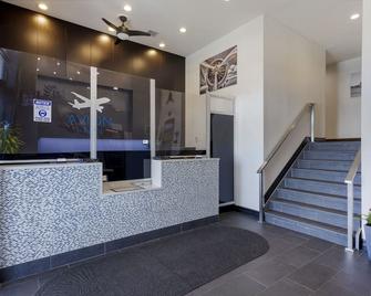 Avion Inn Near Lga Airport Ascend Hotel Collection - Queens - Front desk