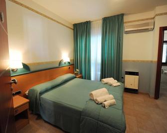 Santa Lucia Hotel - Corigliano Calabro - Schlafzimmer