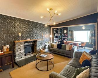 Kinloch Wilderness Retreat - Glenorchy - Living room