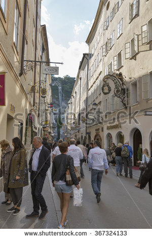 Salzburg People Lizenzfreie Bilder und Vektorgrafiken kaufen.