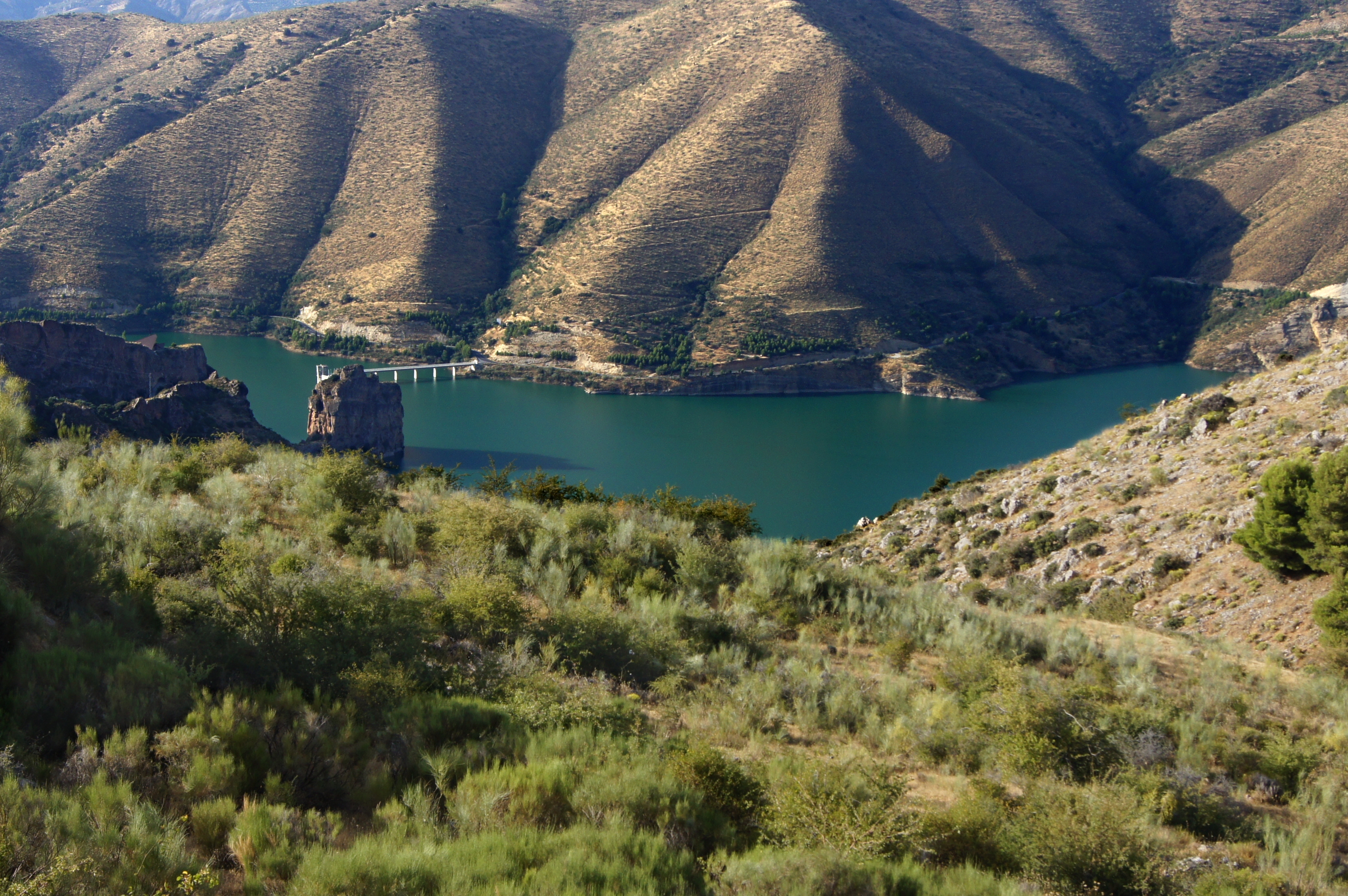 File:Embalse de Canales Rio Genil 2.jpg.