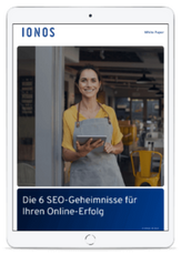 Frau mit Schürze, die ein Tablet in der Hand hält