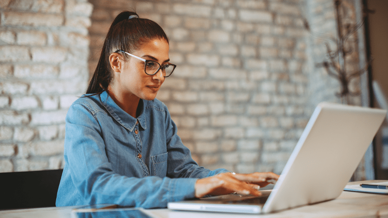 foto de una mujer trabajando con una computadora