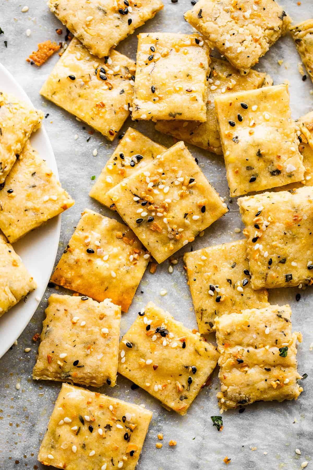 Up close photo of homemade crackers topped with everything bagel seasoning.