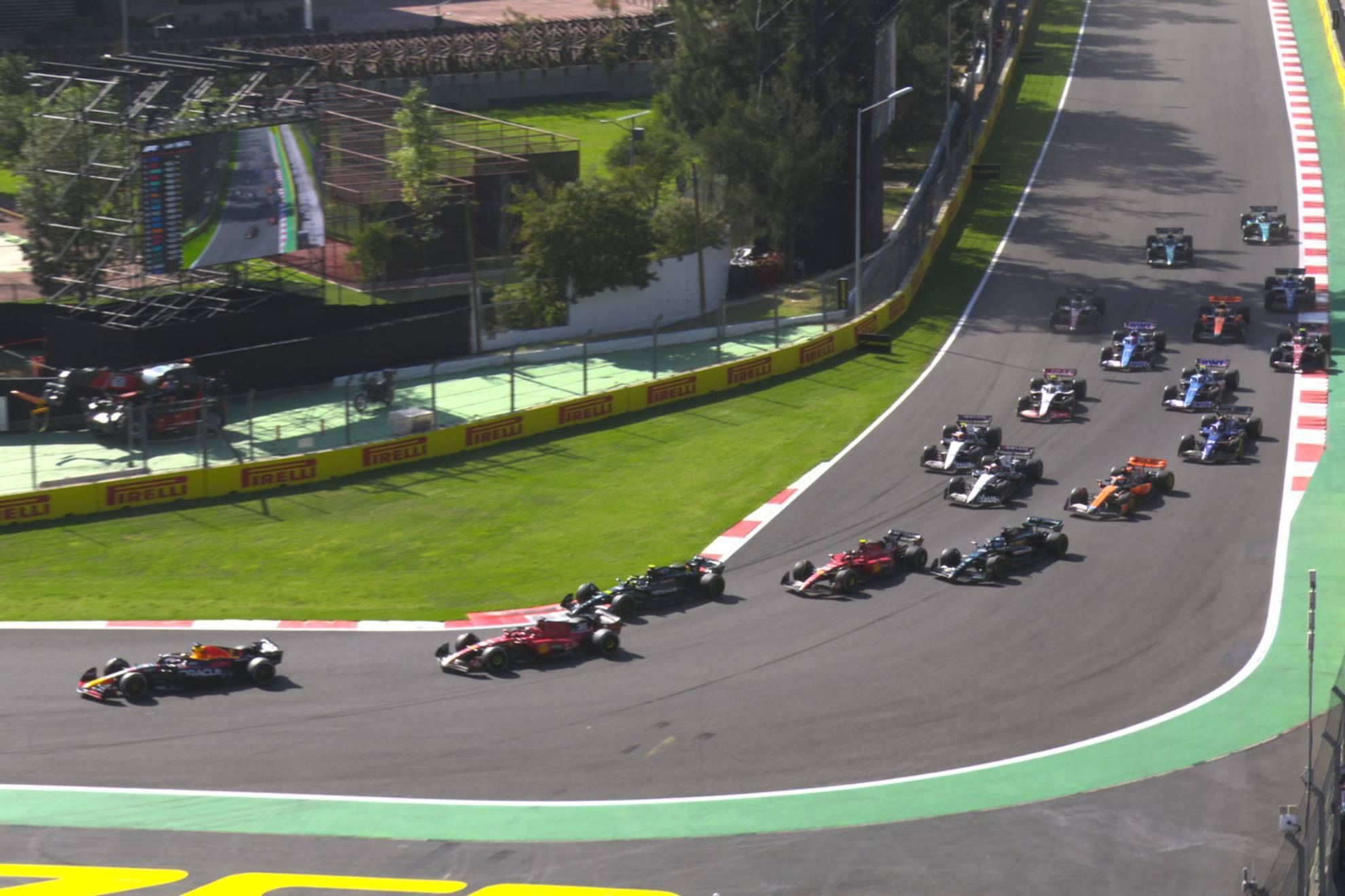 Verstappen, primero, en la resalida de la vuelta 35, desde la que se paseo el holands.