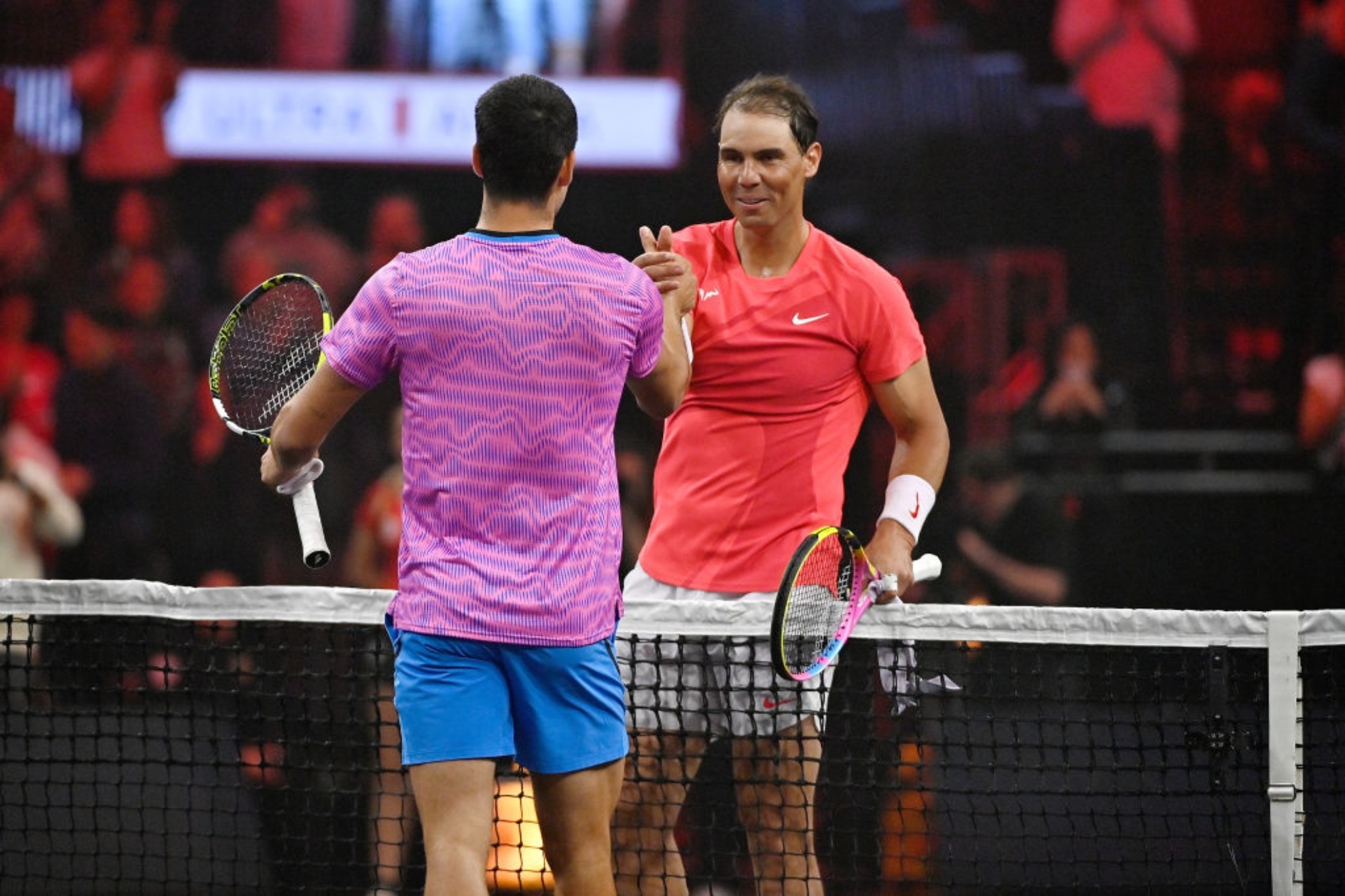 Alcaraz y Nadal se saludan en la red