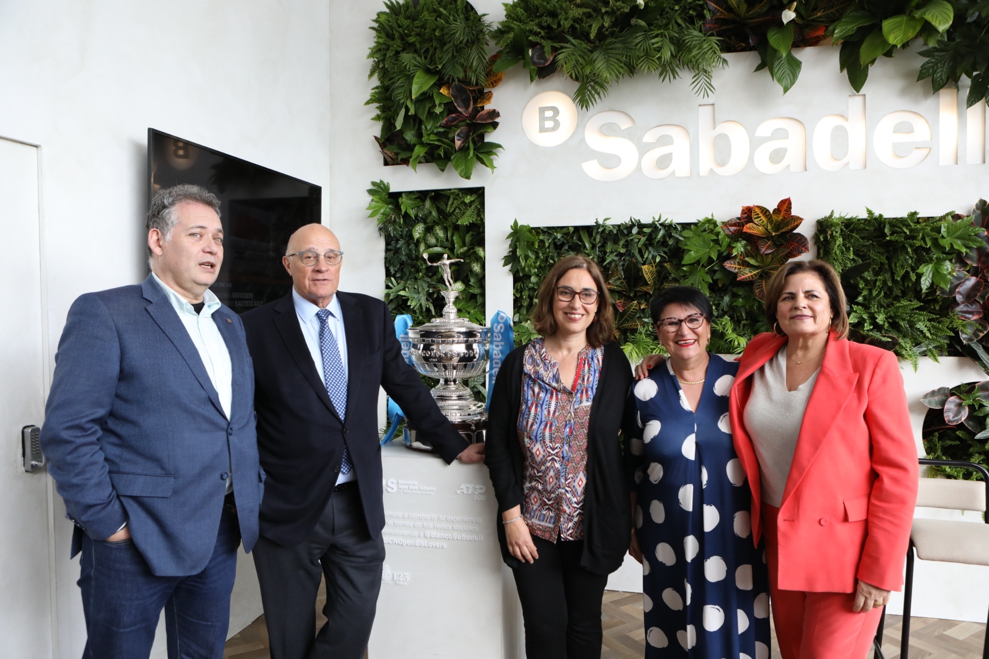 Josep Oliu, presidente del Banco Sabadell, junto a Adolfo Rivas, director gerente de Fundacin Vinjoy; Gemma Marcet, responsable de Alianzas y Fundraising de SMC Salut Mental Catalunya; Ana Lpez, gerente de Asapme Asociacin Aragonesa Pro Salud Mental; y ngeles Fernndez, directora general y patrona de Proyecto Hombre Sevilla Proyecto Joven.