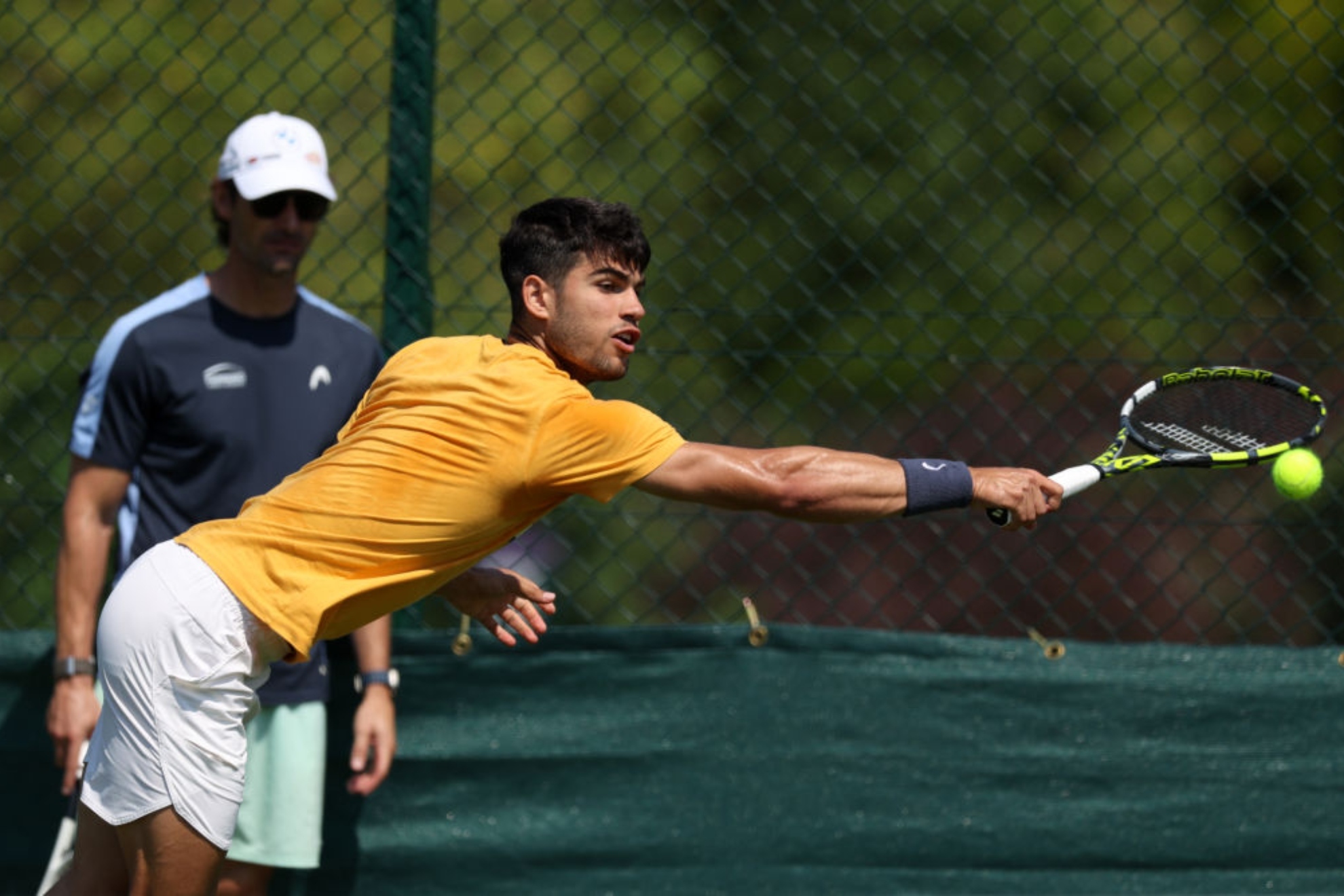 Ferrero mira el entrenamiento de Alcaraz