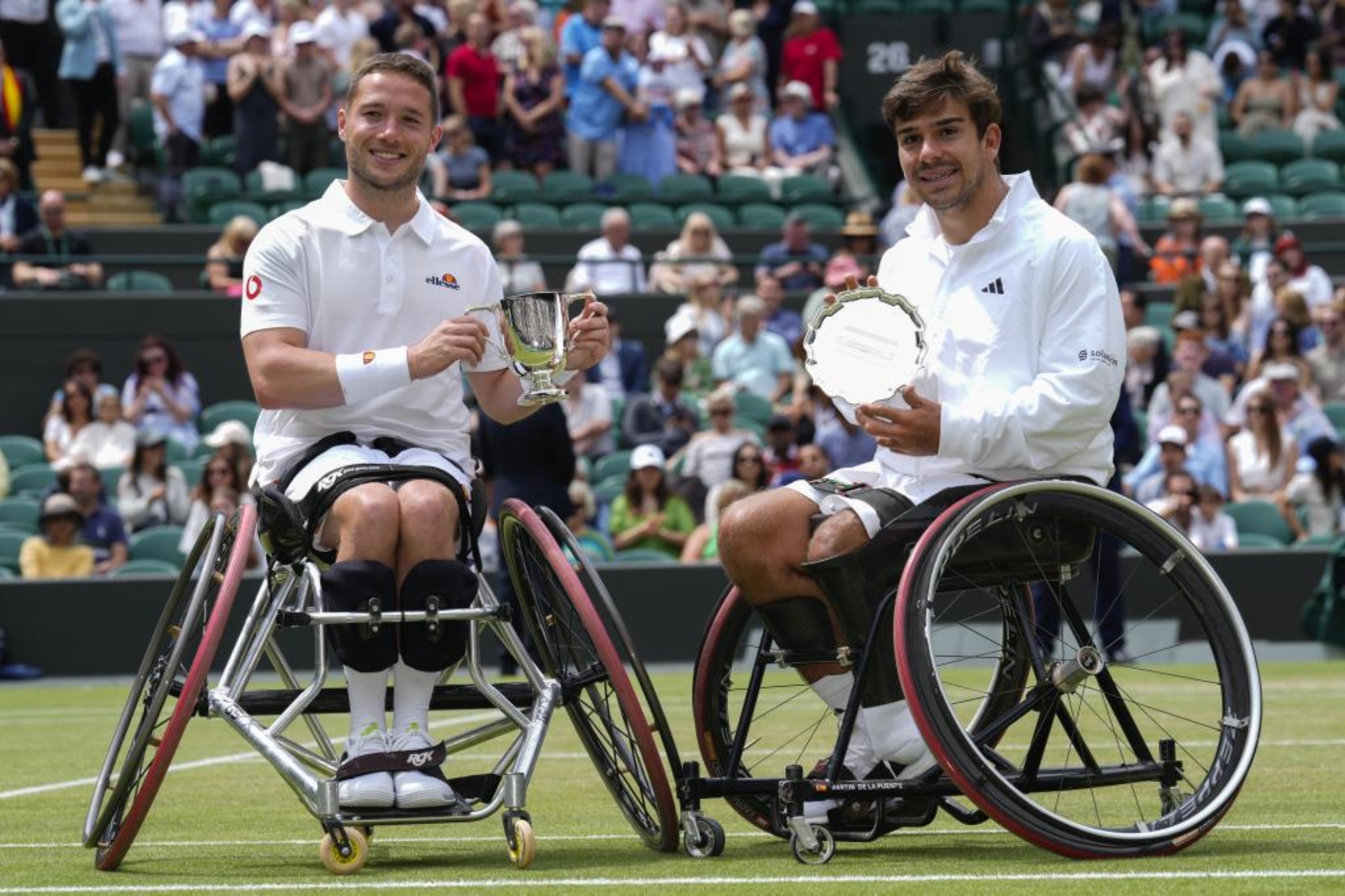 El britnico Hewett, izquierda, sostiene el trofeo junto a Martin De La Puente