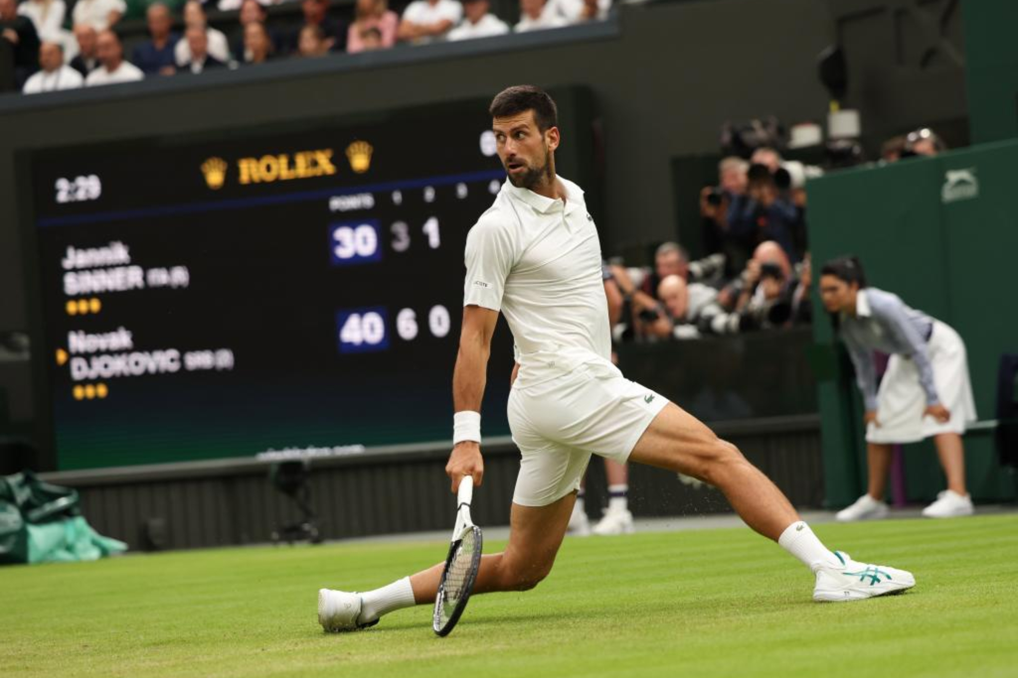 Novak Djokovic, en Wimbledon, con una juez de lnea siguiendo el juego.