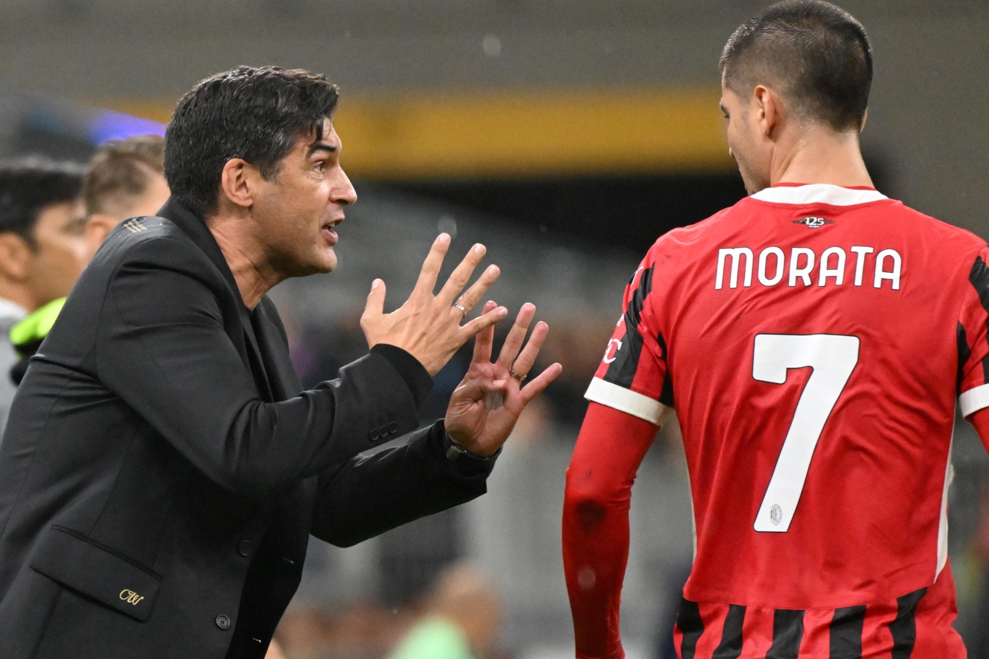 Paulo Fonseca da instrucciones a lvaro Morata.