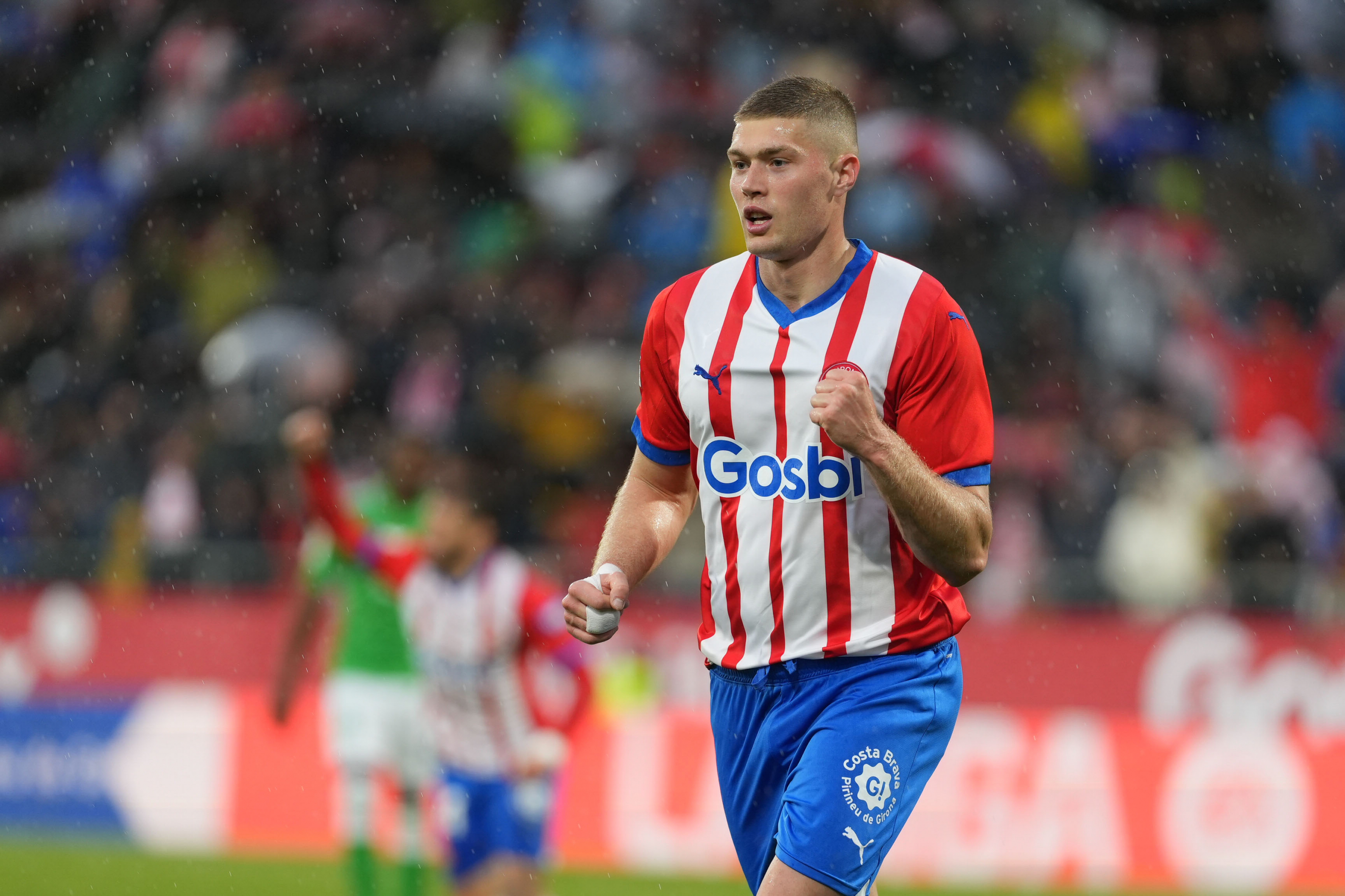 Dovbyk celebrando un gol con el Girona.