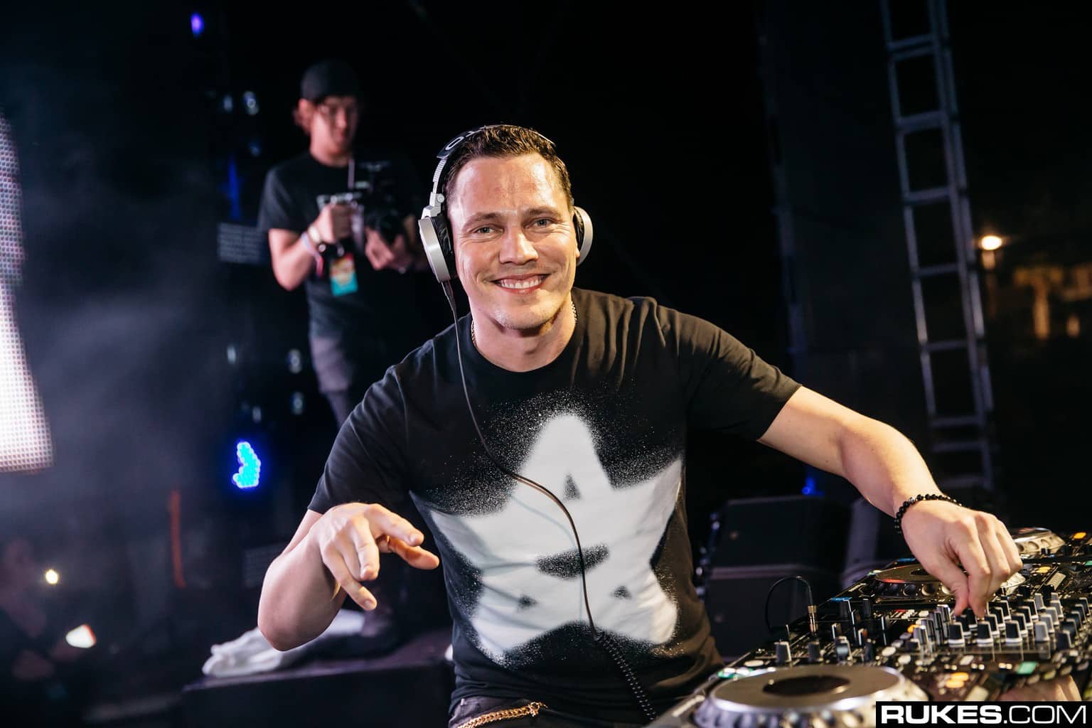 Tiesto Reveals New Album, "The London Sessions" EDM Maniac