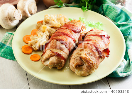 Chicken breast stuffed with champignon 40503348